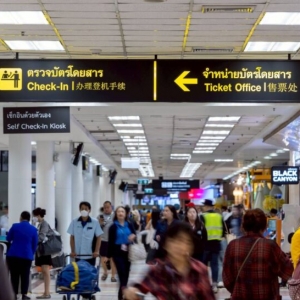 天灯满天清迈忙！清迈迎水灯节大客流，为防天灯干扰航班提前停飞时间