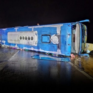 多人受伤！泰国一旅游巴突发侧翻，救援车辆再发二次事故