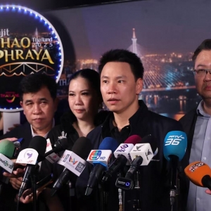 泰国主要地标上演光影秀缅怀诗丽吉王太后殿下