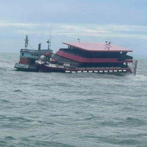 泰国一载有近百人的客船在海上遭强浪冲击，惊险不断！