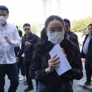 佩通坦三兄妹去探望父亲他信，一起用餐、拍照留念