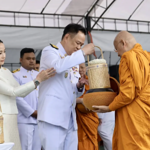 阿努廷率众官员纪念九世王诞辰：举行盛大法会，布施百名僧侣
