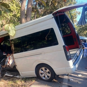 7人受伤，泰国一游客小巴失控撞树