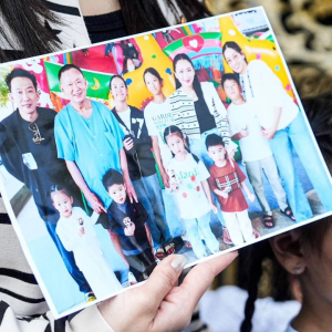 钦纳瓦家族携孙辈探望泰国前总理他信