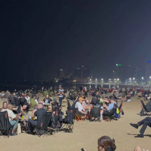 泰国酒吧因大选提前投票关门，芭提雅游客聚集海滩放松