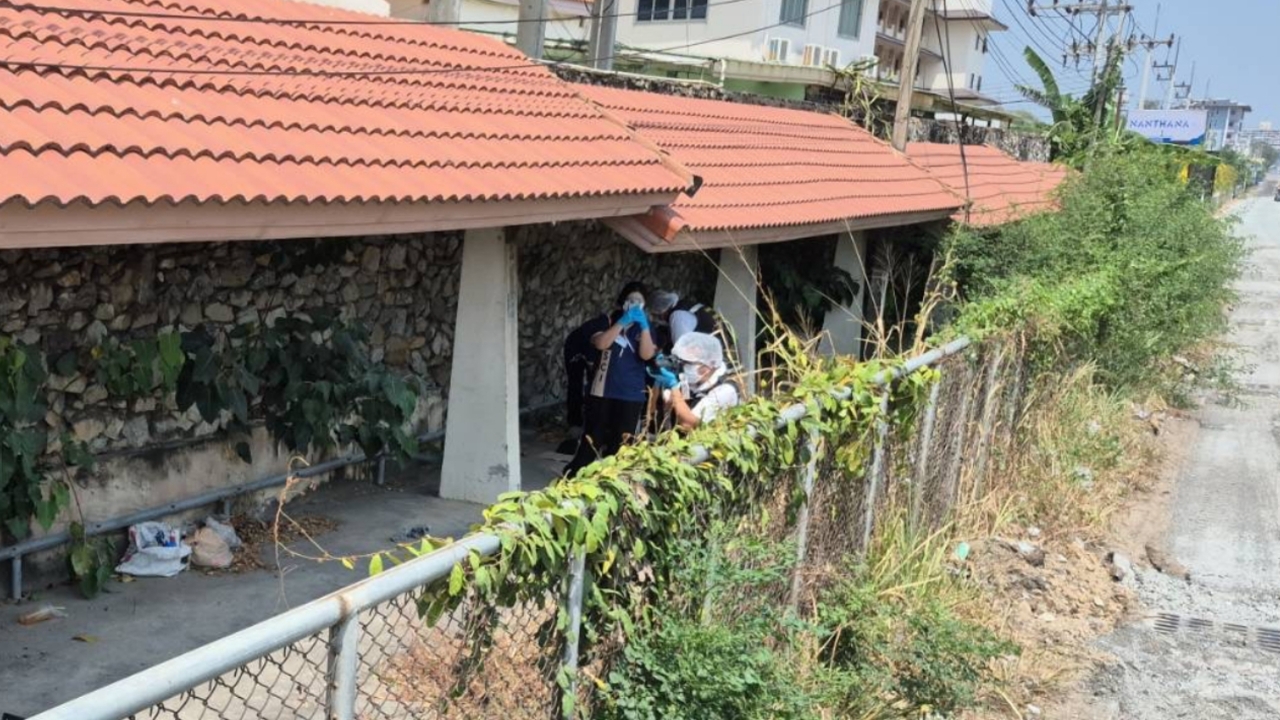 คาดมีเงื่อนงำ พบศพหนุ่มต่างชาติ มีแผลถูกทรมาน ดับปริศนาริมถนนเลียบทางรถไฟ